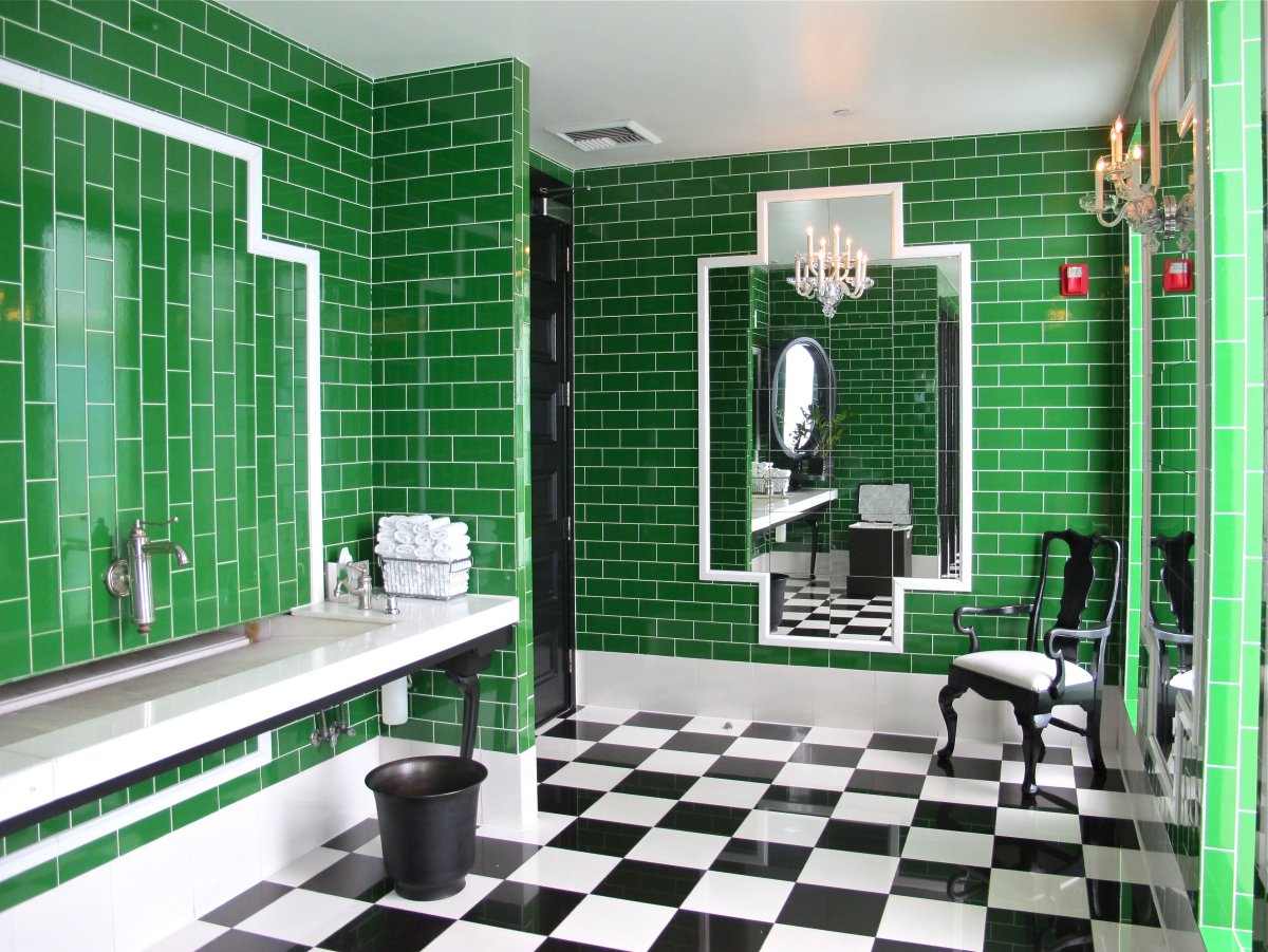 Белый кабанчик в ванной