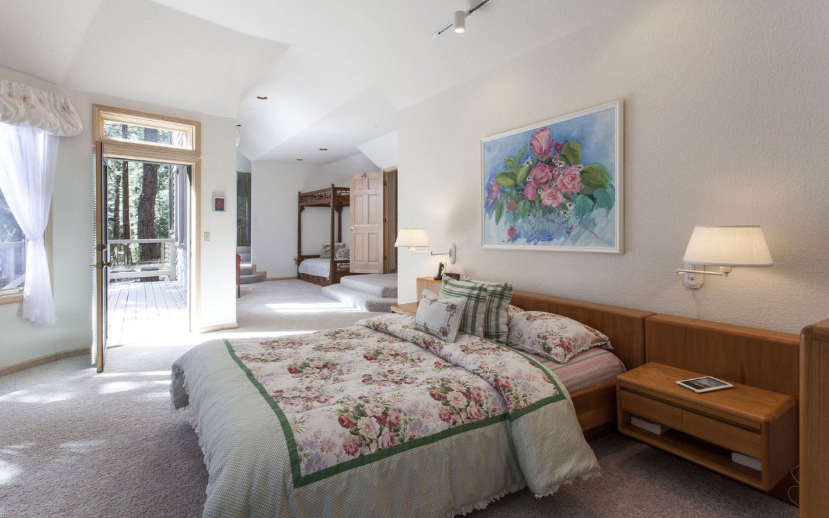 Жидкие обои в интерьере спальни