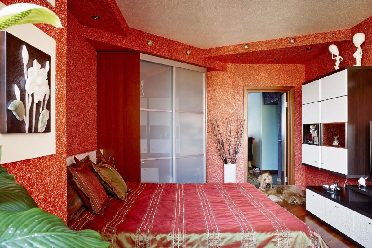 Спальня с декоративной штукатуркой на стенах