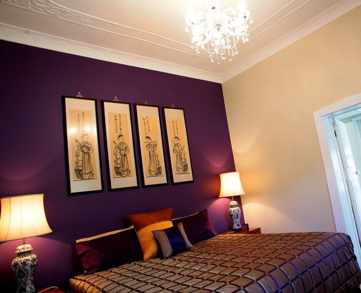 Фиолетовые стены в спальне