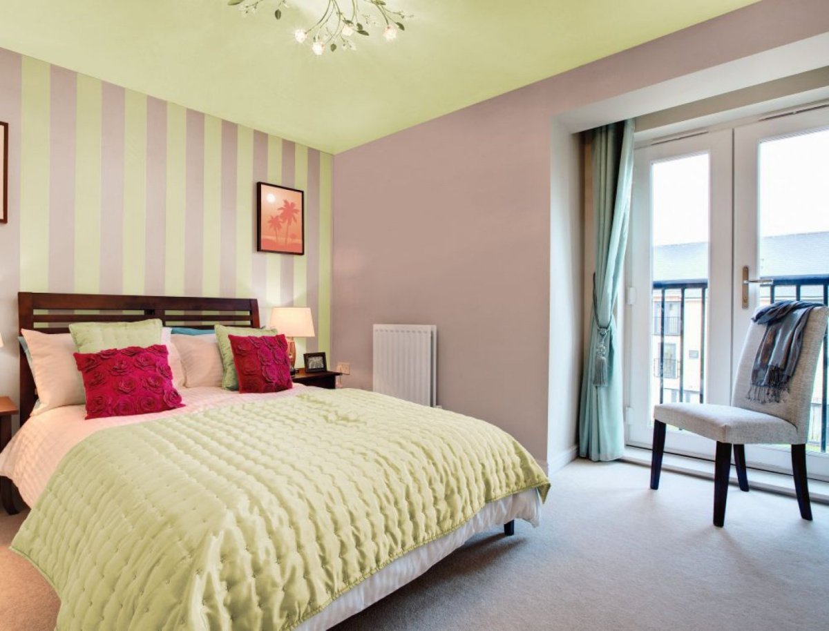 Однотонные стены в спальне