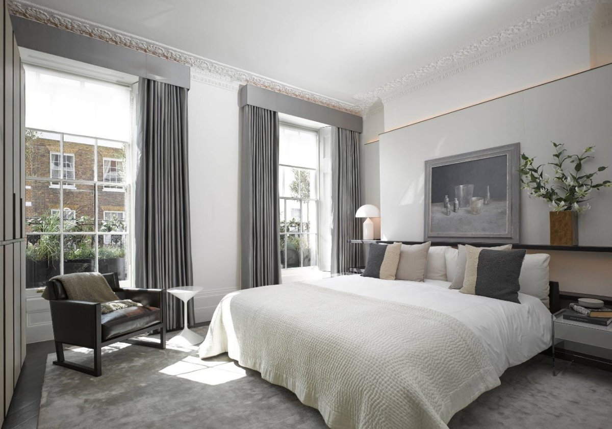 Шторы в гостиную с серыми стенами