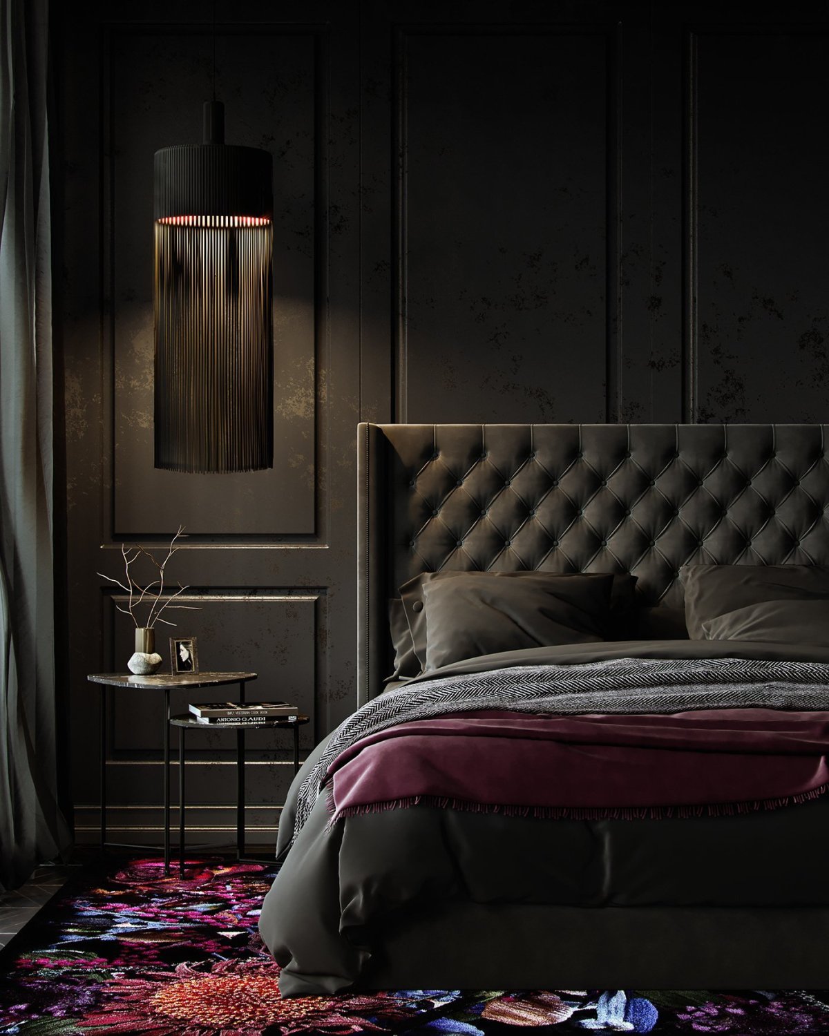 Спальня с черными обоями с вензелями