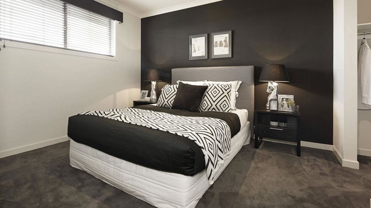 Спальня 12 кв м с черной стеной