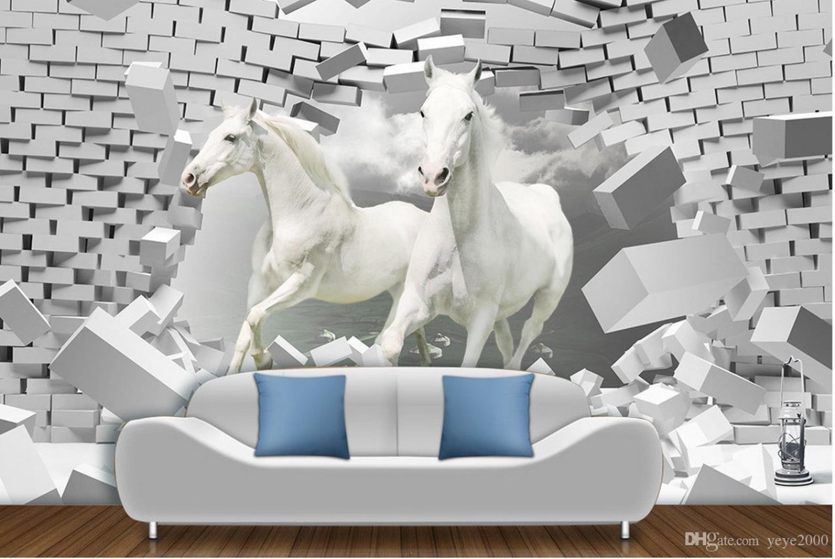 Конь у кирпичной стены