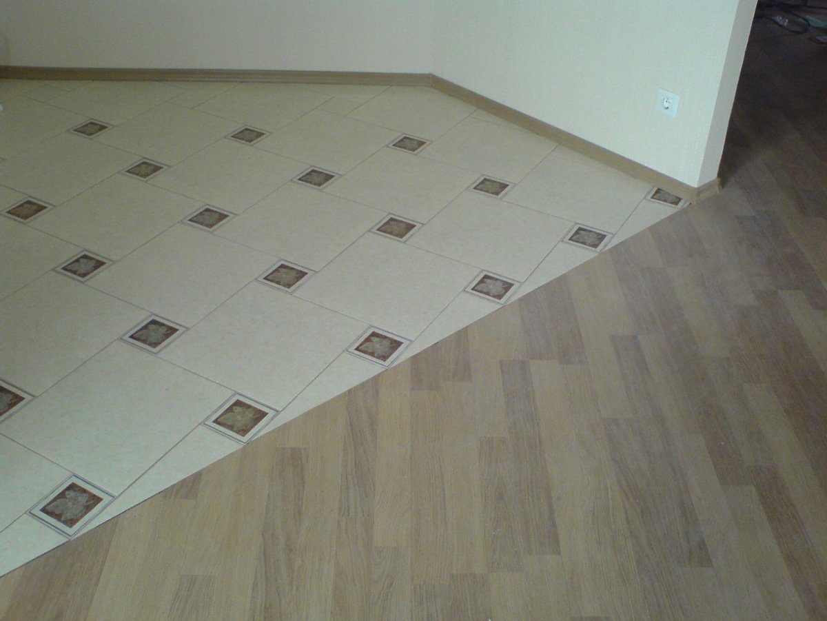 Укладка плитки с ламинатом на кухне