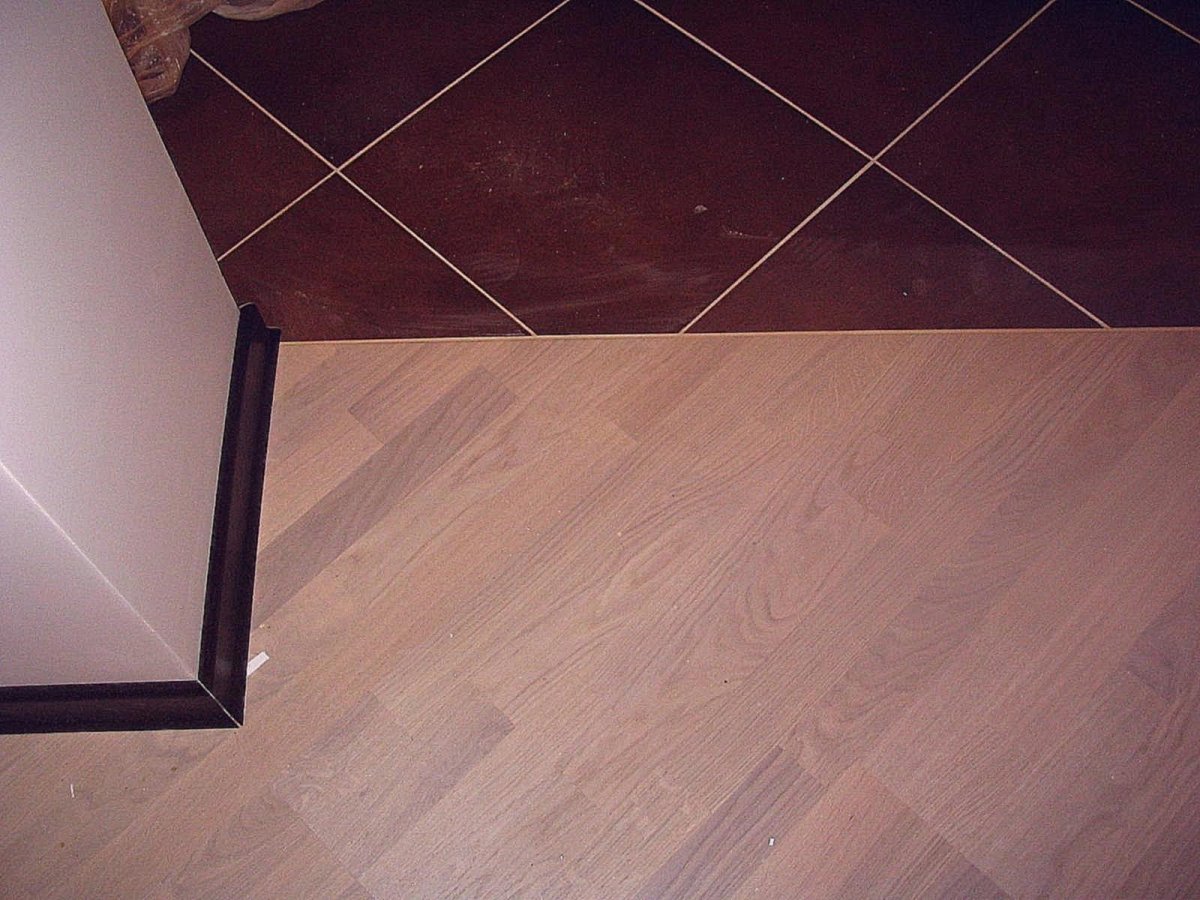 Плитка и линолеум в прихожей