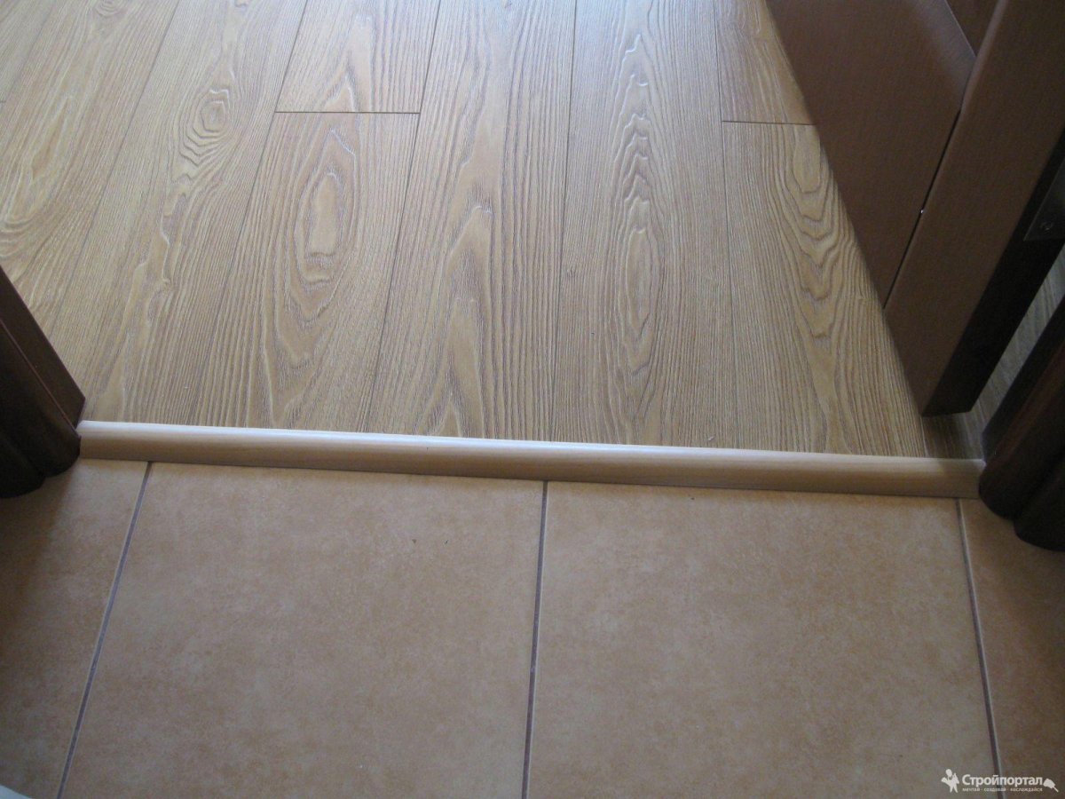 Стык линолеума и плитки