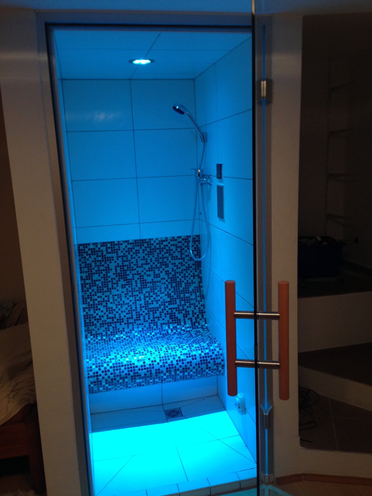 Душ в спальне