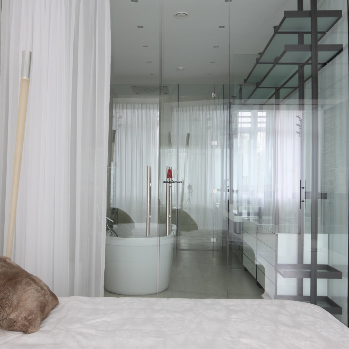 Стеклянная перегородка между спальней и ванной