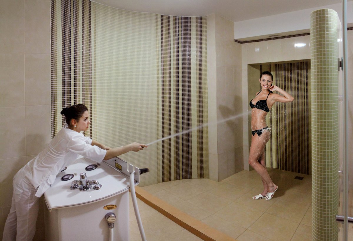 Интерьер ванной комнаты со стеклом