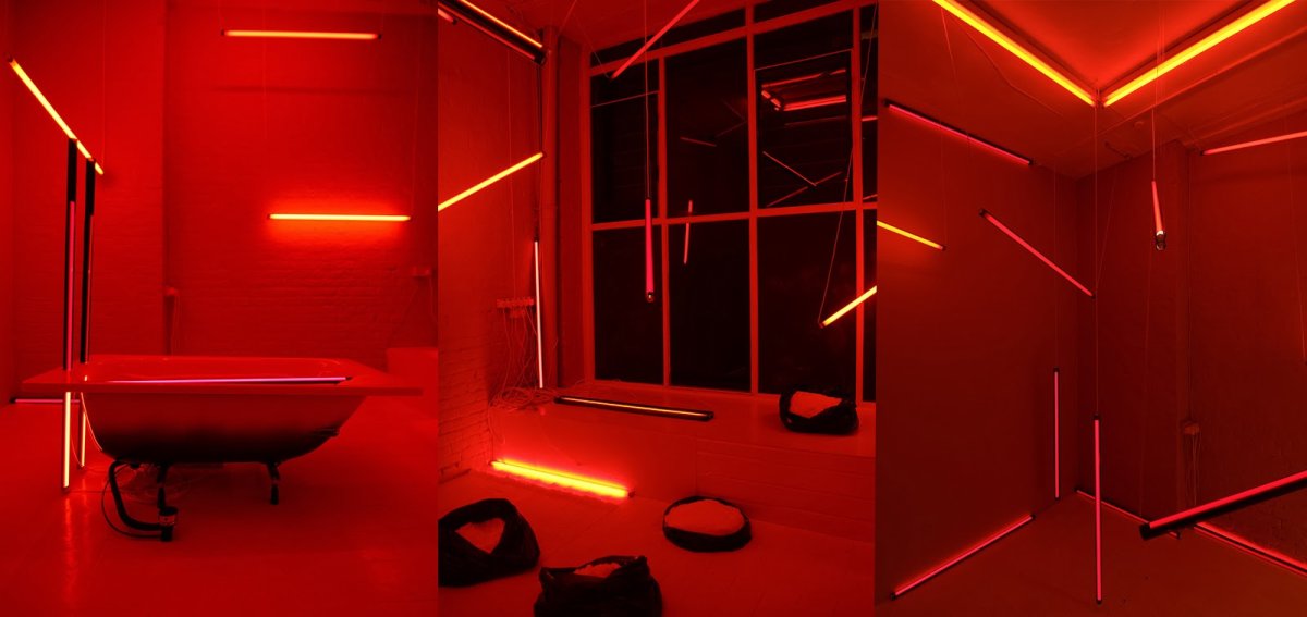 Красное освещение в комнате