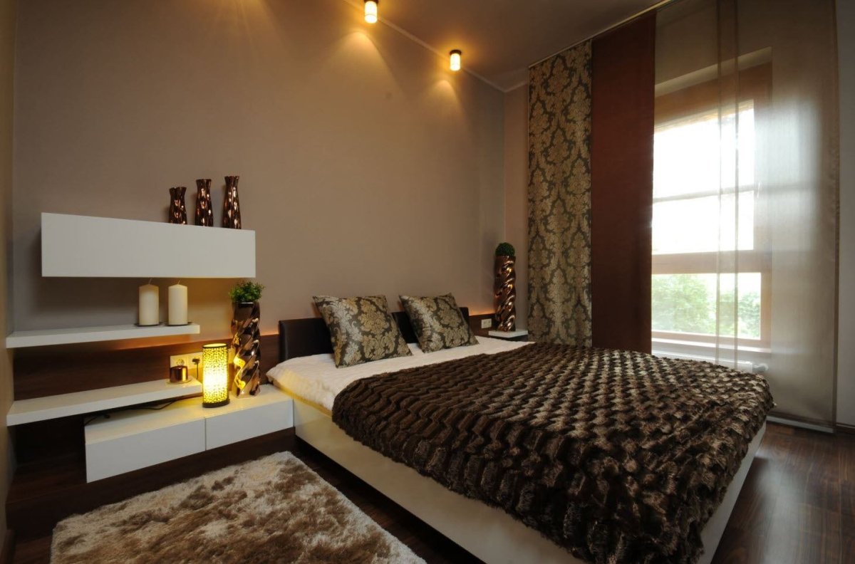 Спальня с коричневым ламинатом