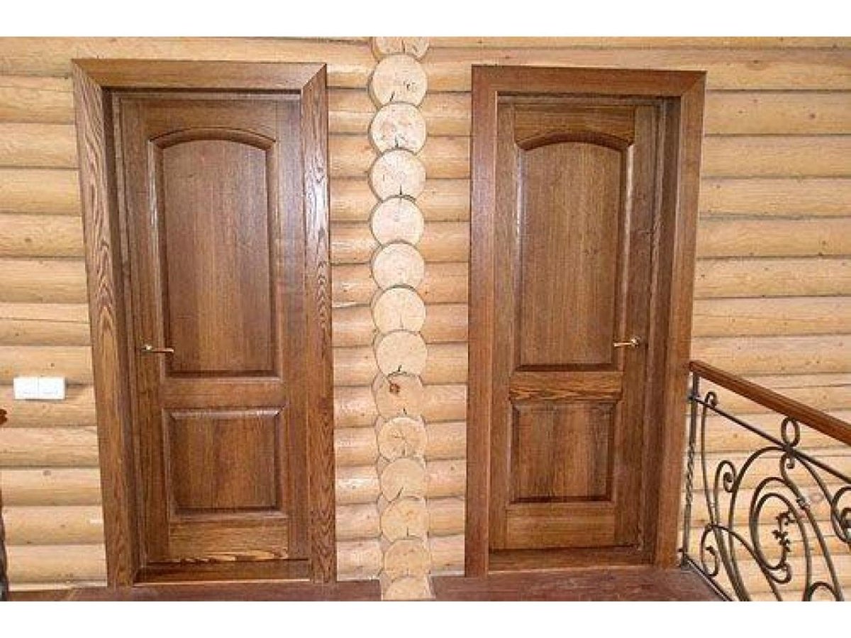Межкомнатные двери в интерьере дома из бруса