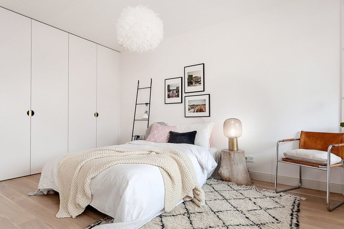 Лампочки над кроватью