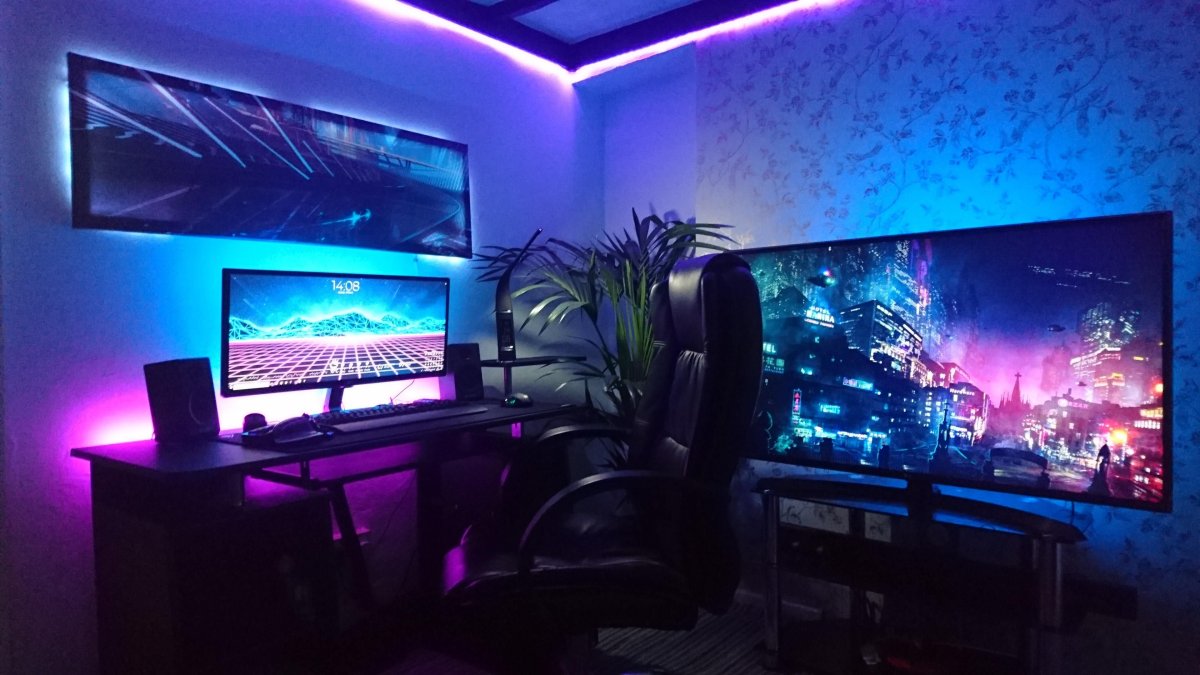 Компьютерный стол с подсветкой