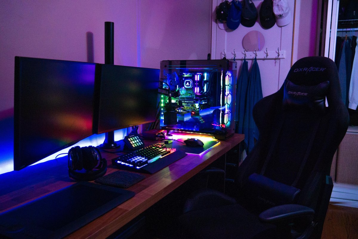 Неоновая компьютерная комната