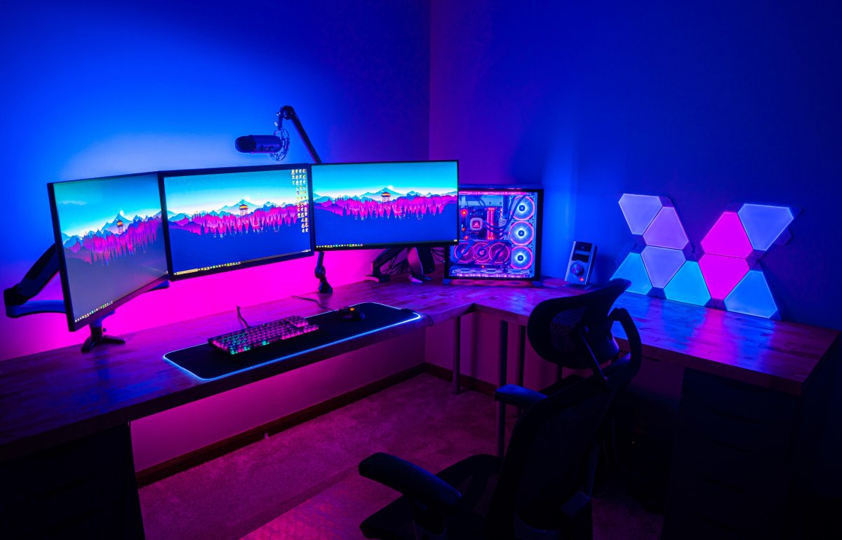 Компьютерный стол с неоновой подсветкой
