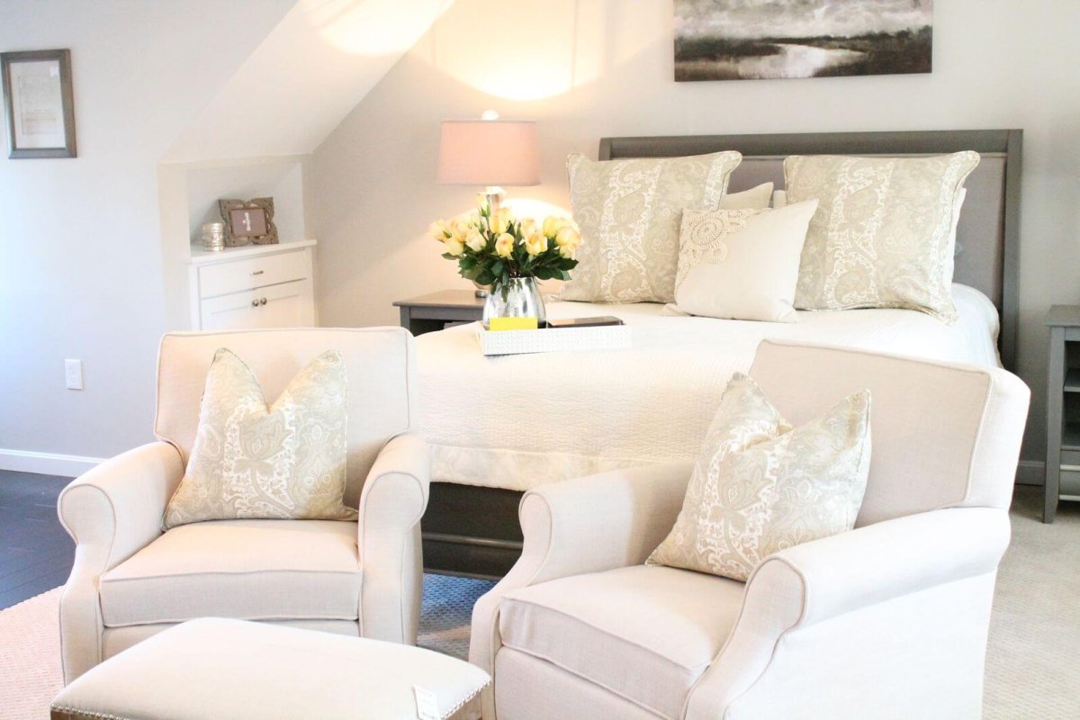 Интерьерное кресло в спальне