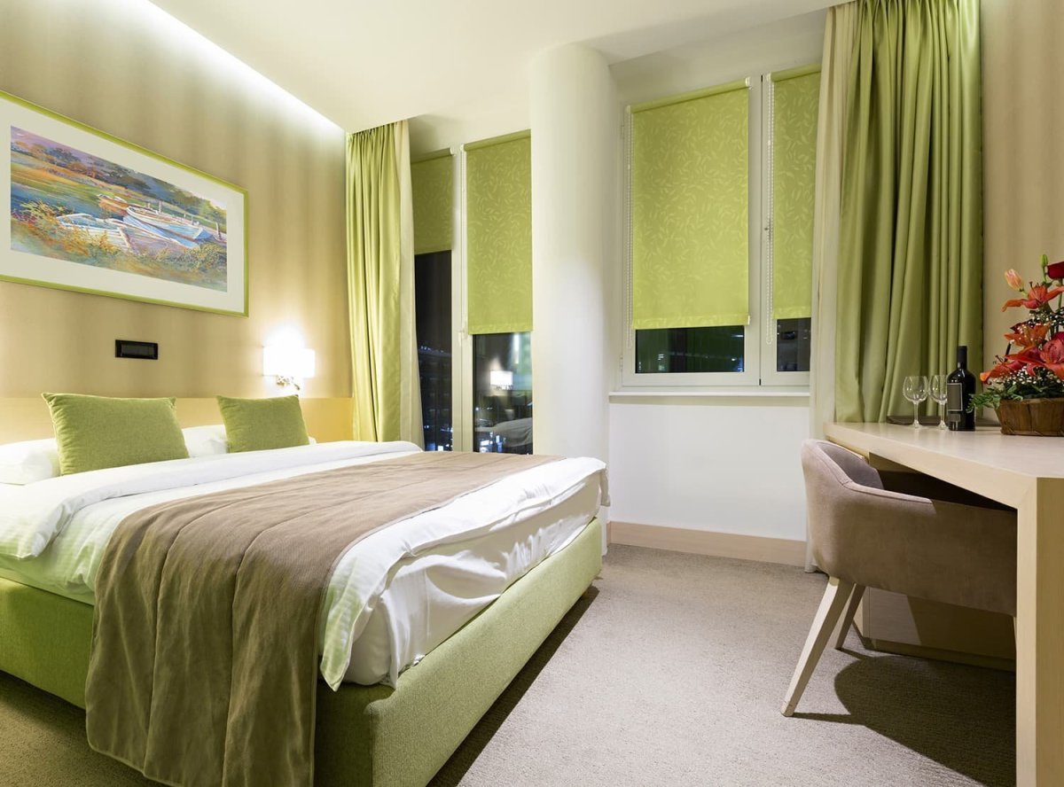 Бежево зеленая спальня