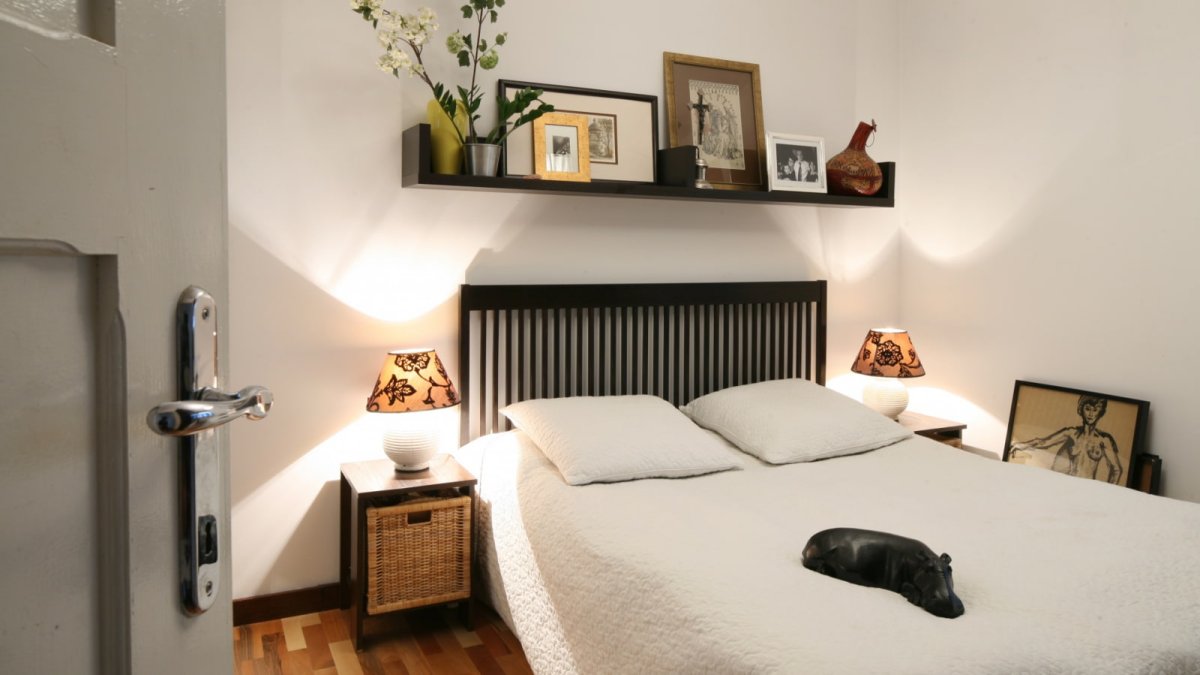 Фото распределение света над кроватью в спальне