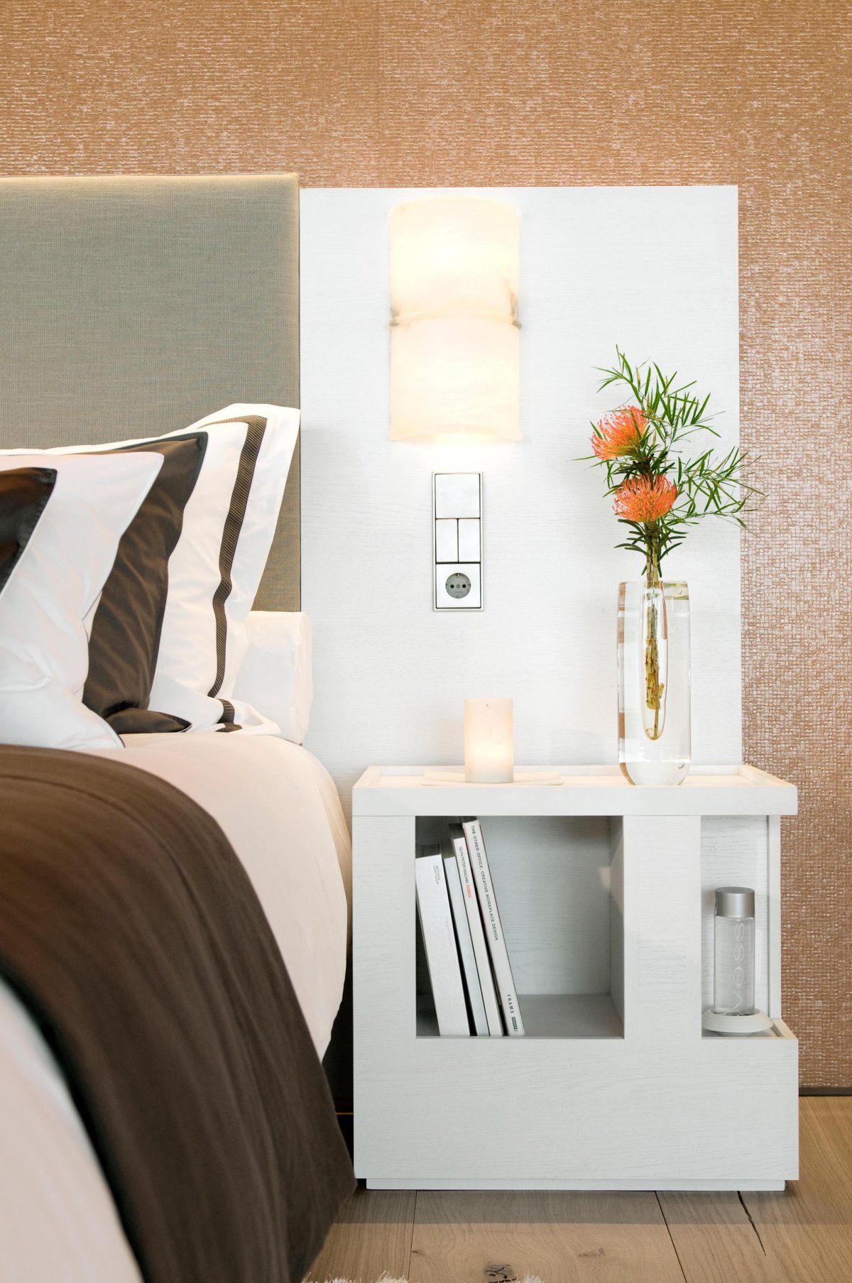 Прикроватные тумбы на ножках для спальни