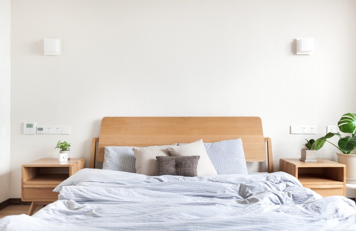 Декор на прикроватной тумбе в спальне