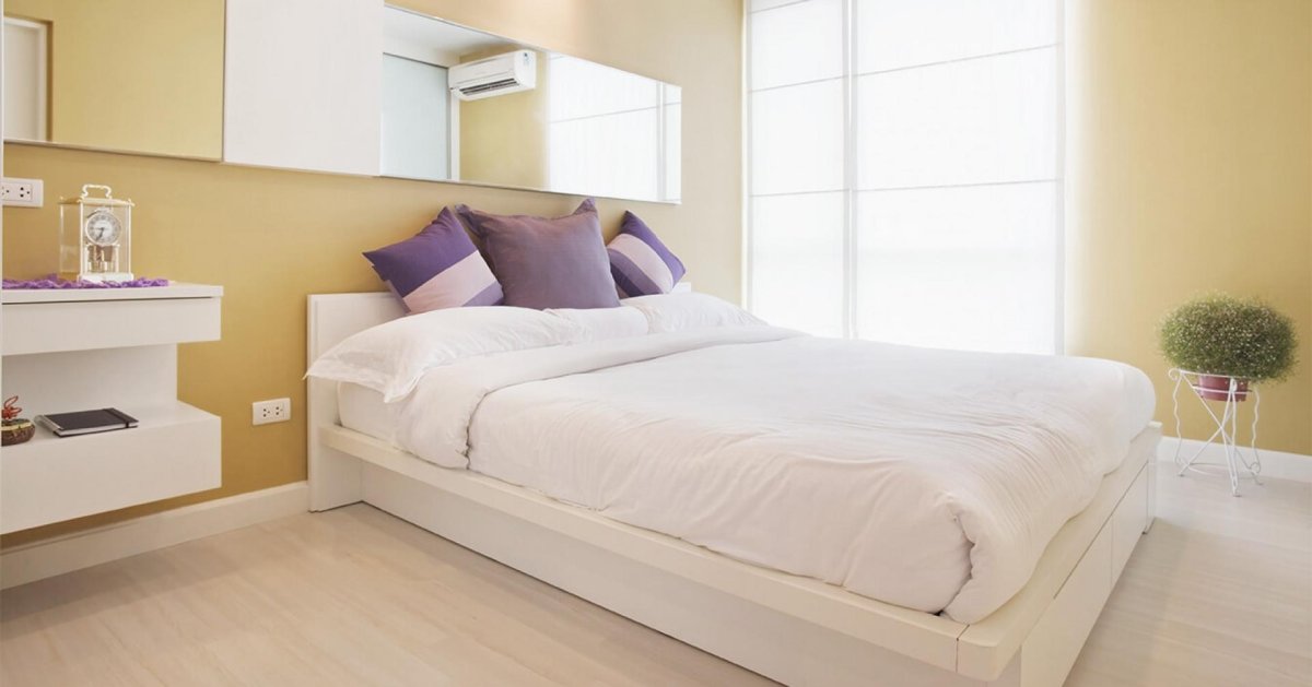 Кровать в углу спальни