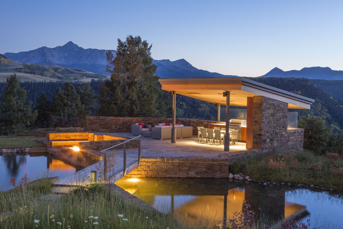 Красивый загородный домик