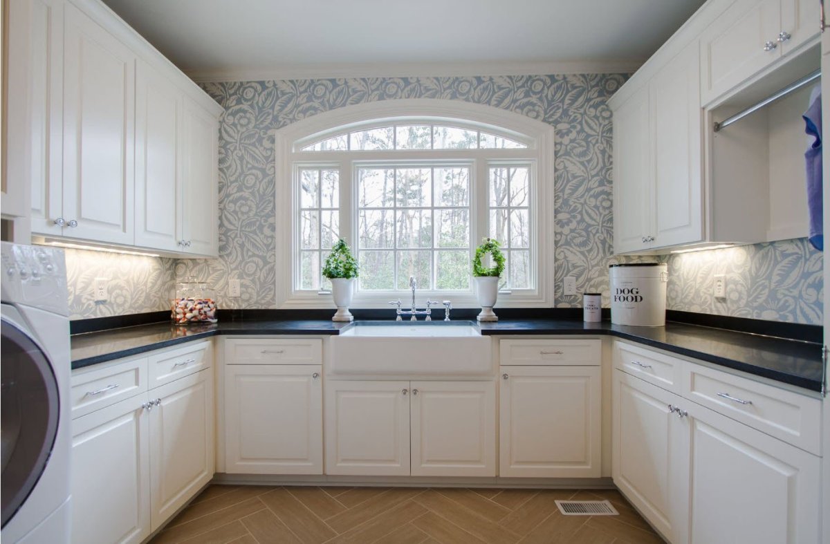 П образные кухни в светлых тонах