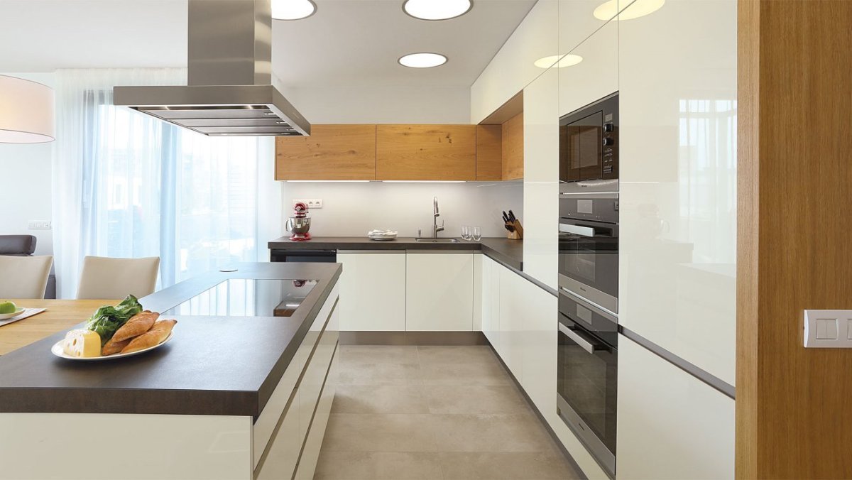 Белая кухня с деревянной столешницей