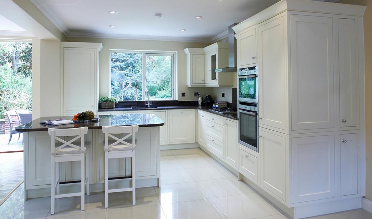 Современная кухня с окном