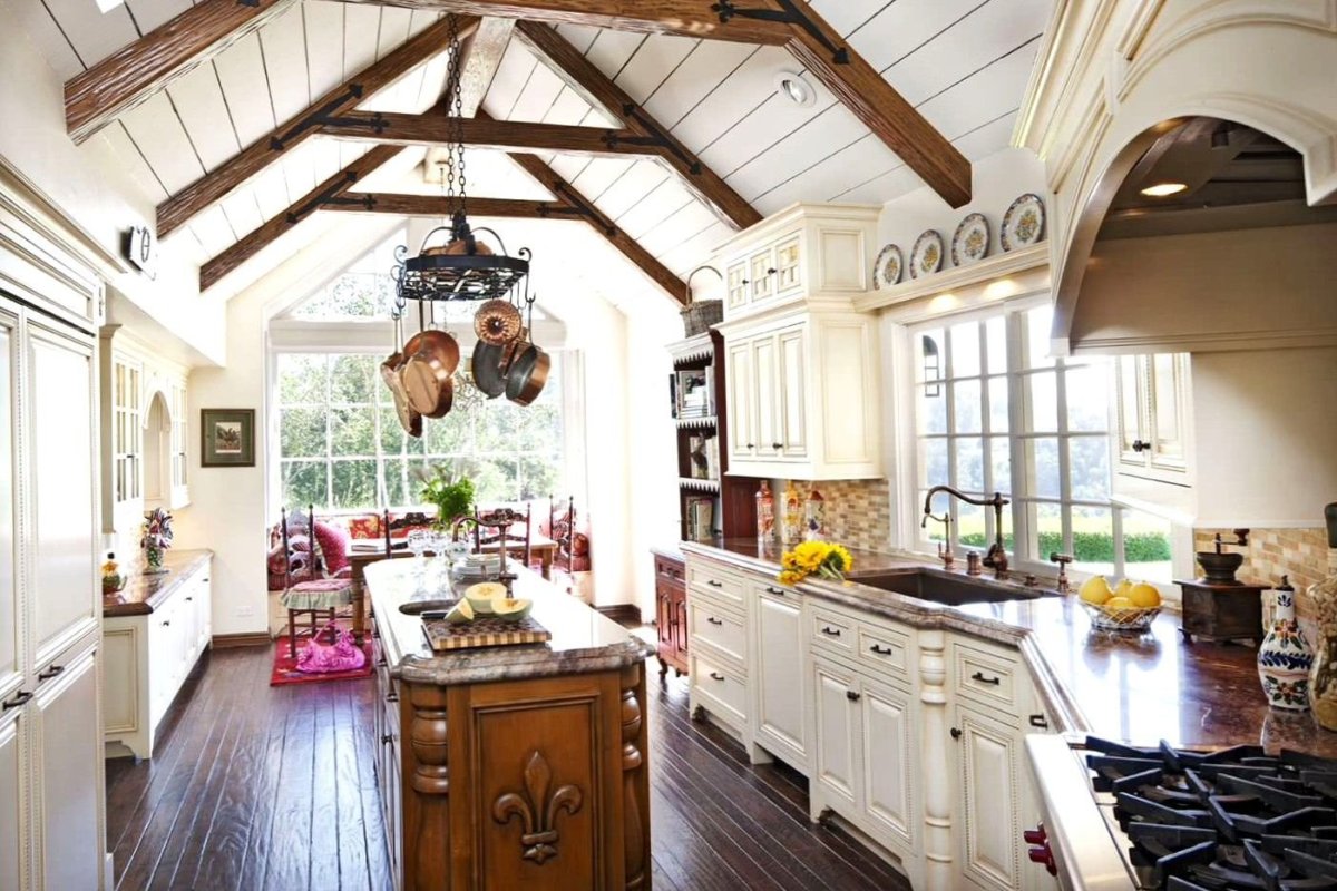 Интерьер летней кухни в деревенском стиле