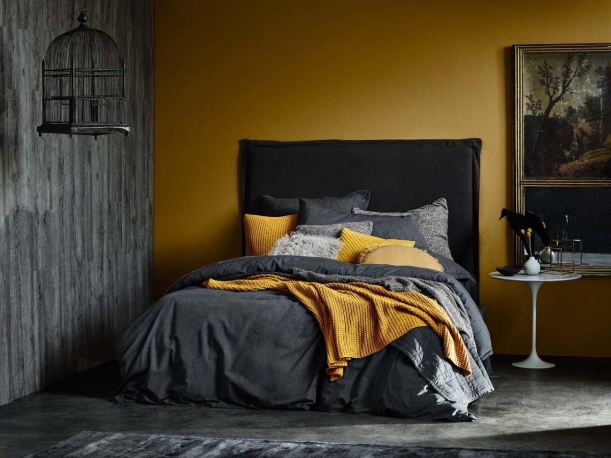 Спальня в горчичном цвете