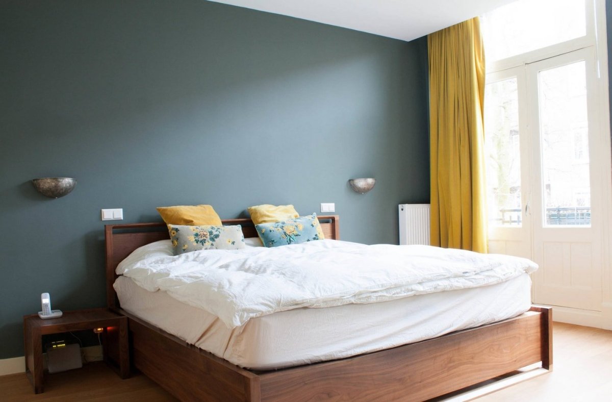 Горчичная кровать в интерьере спальни