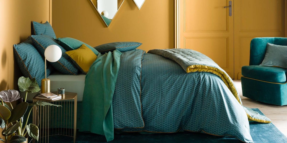 Горчичный цвет в интерьере спальни