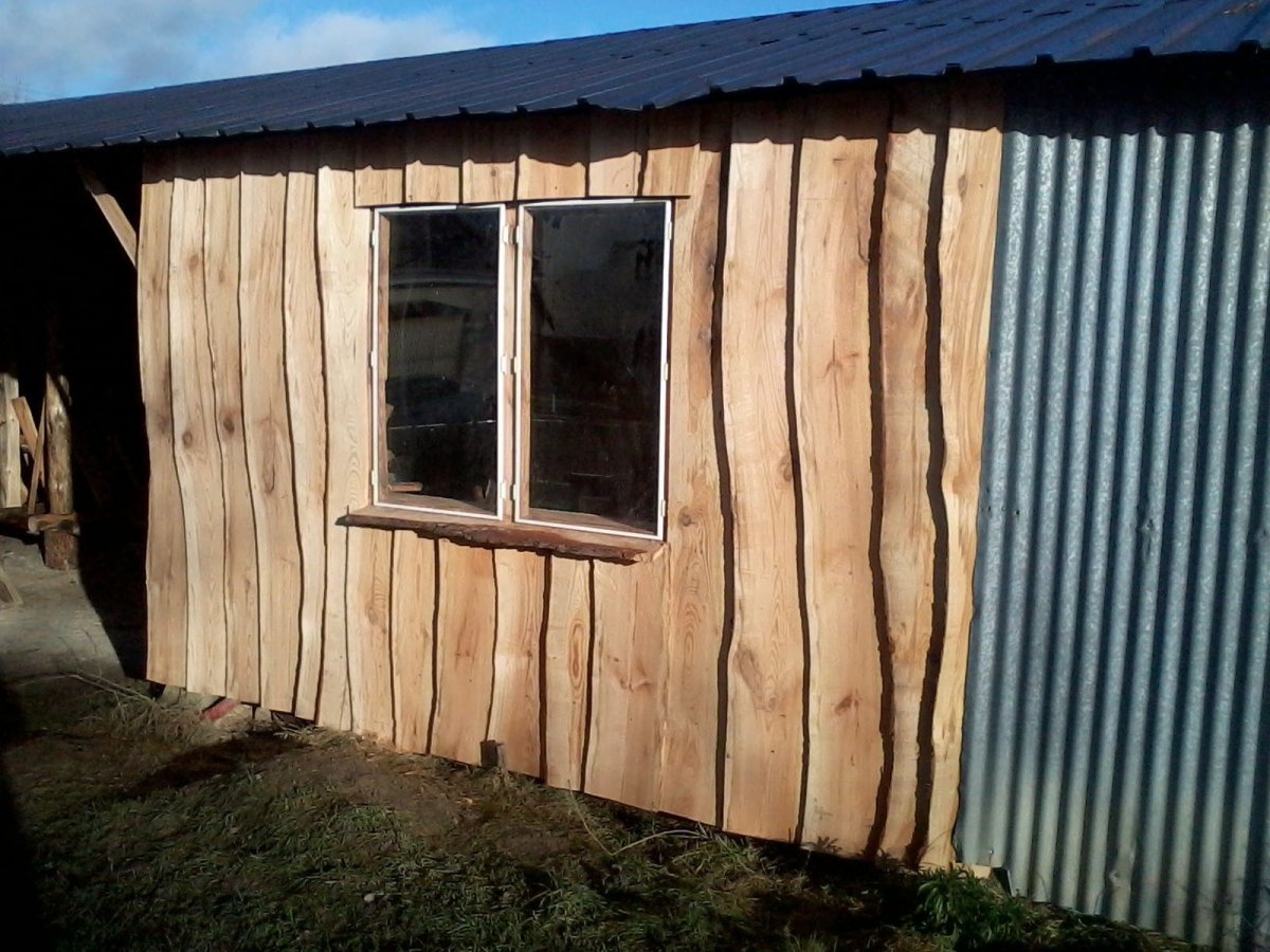 Фасад из необрезной доски