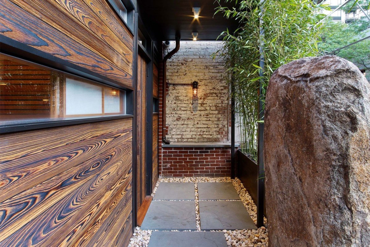 Фасад из необрезной доски