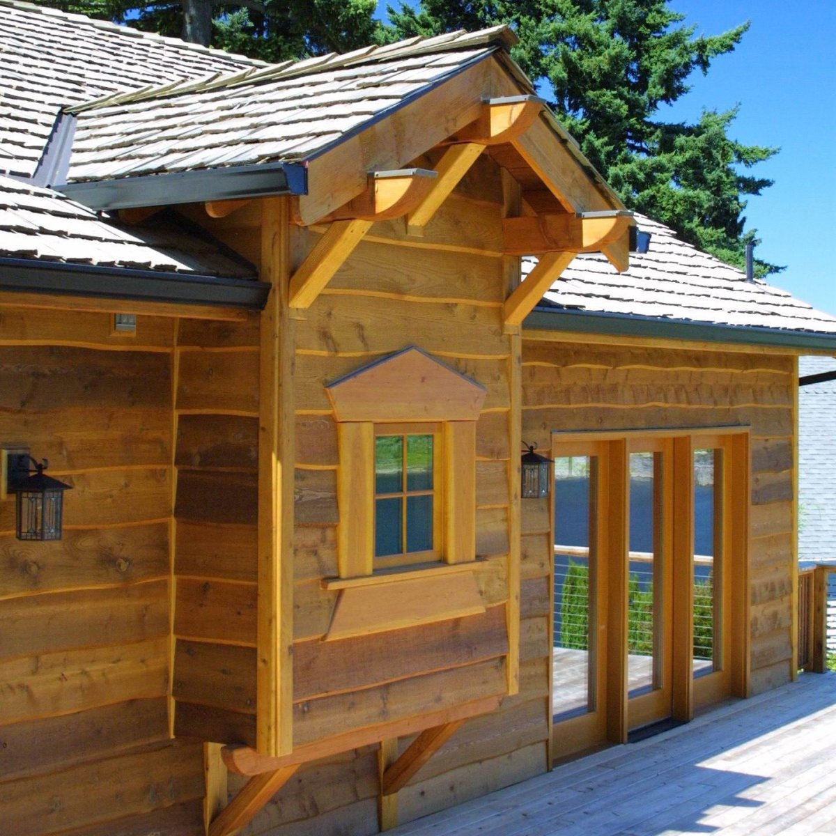 Фасад дома из необрезной доски