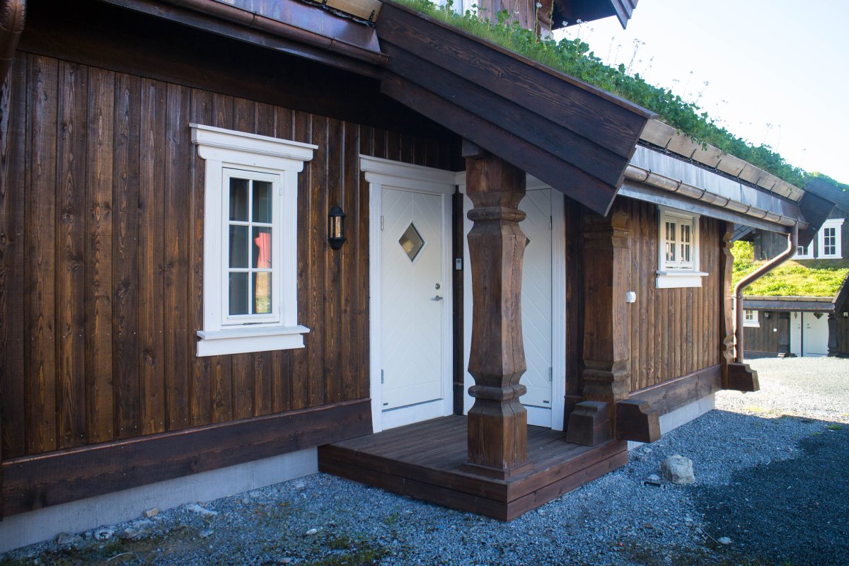 Отделка фасада необрезной доской