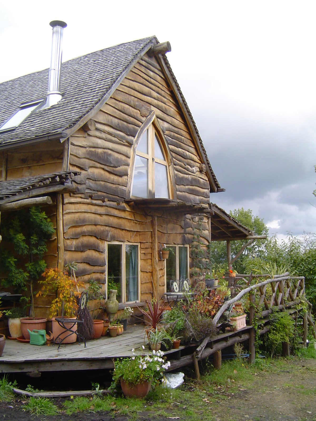 Отделка фасада необрезной доской