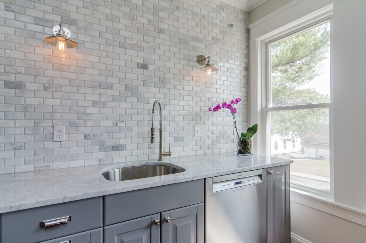 Серый кирпич на кухне