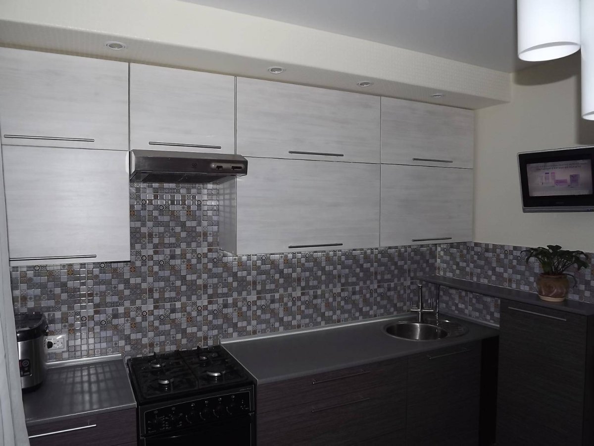 Темно серый фартук на кухне