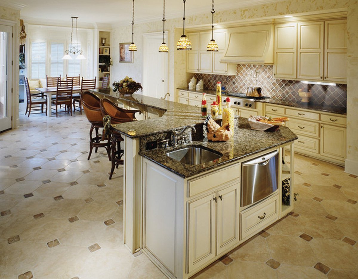 Кухня с мраморным полом