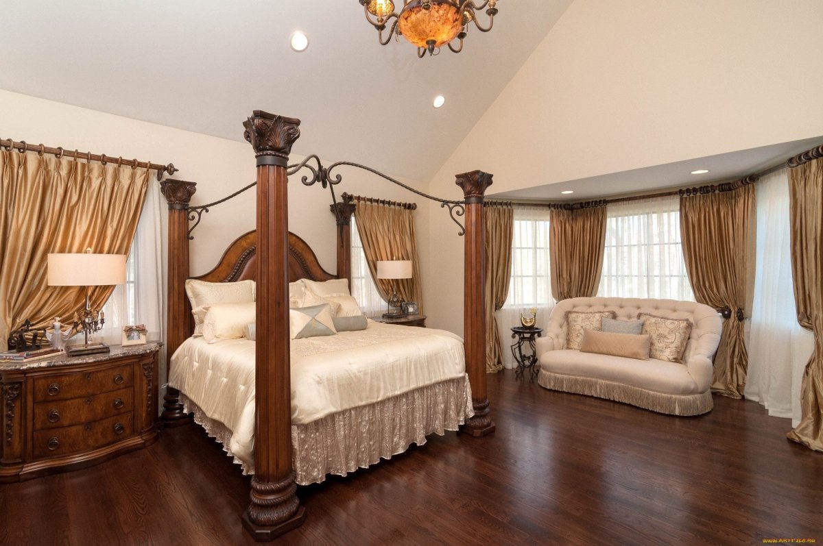 Квадратные колонны в интерьере