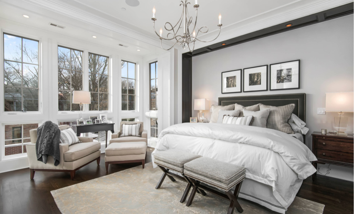 Интерьер белой спальни в классическом стиле