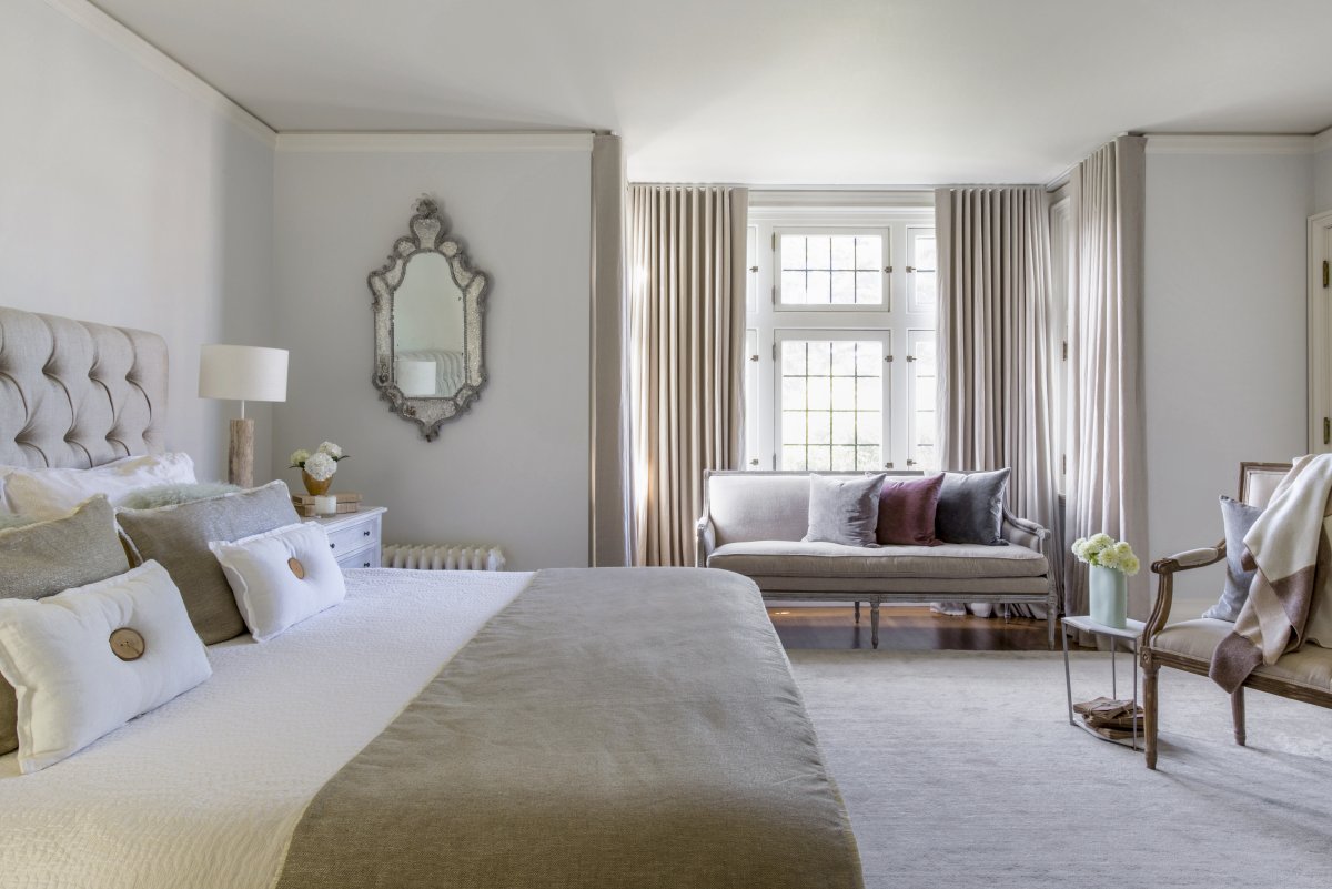 Квадратные колонны в интерьере