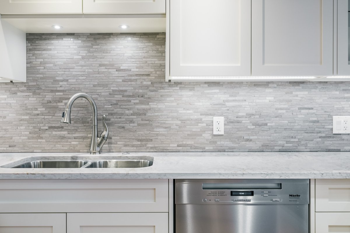 Фартук из плитки для кухни светло серого цвета