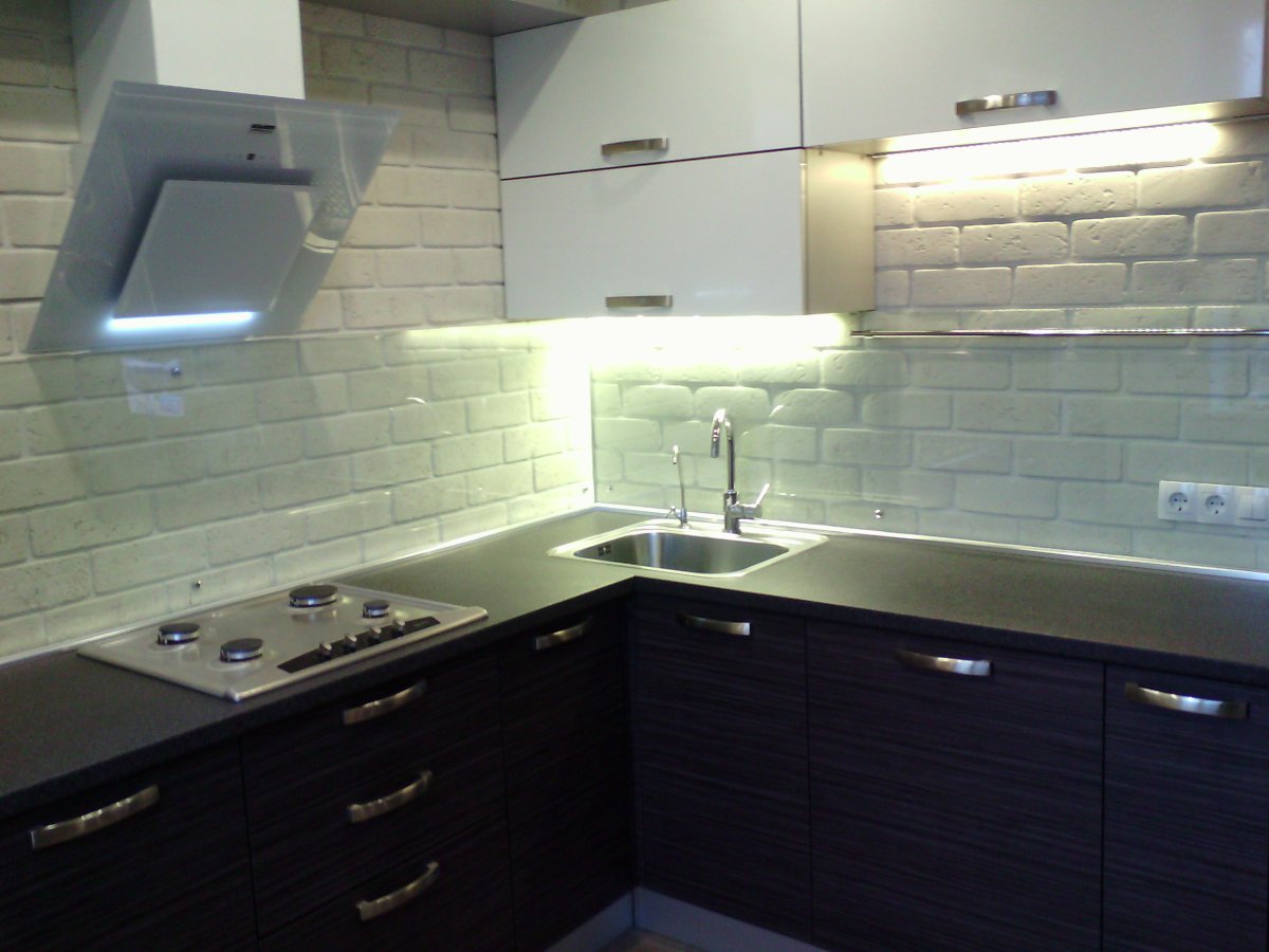 Фартук из прозрачного стекла на кухню