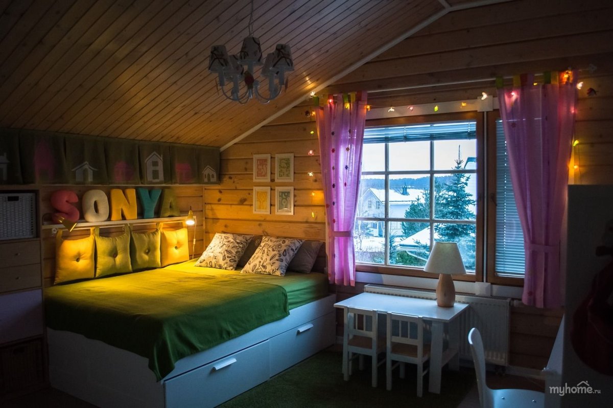 Детская комната на мансарде в деревянном доме